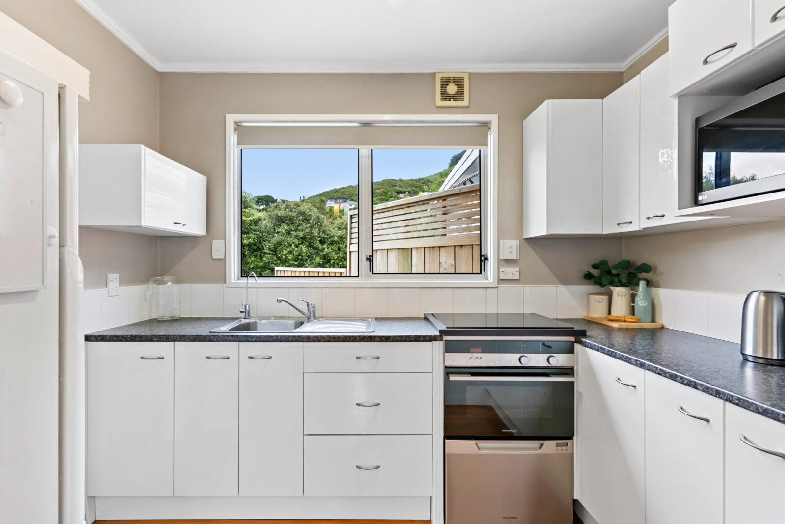 88 Larsen Crescent, Tawa Ben Cartwright and the team