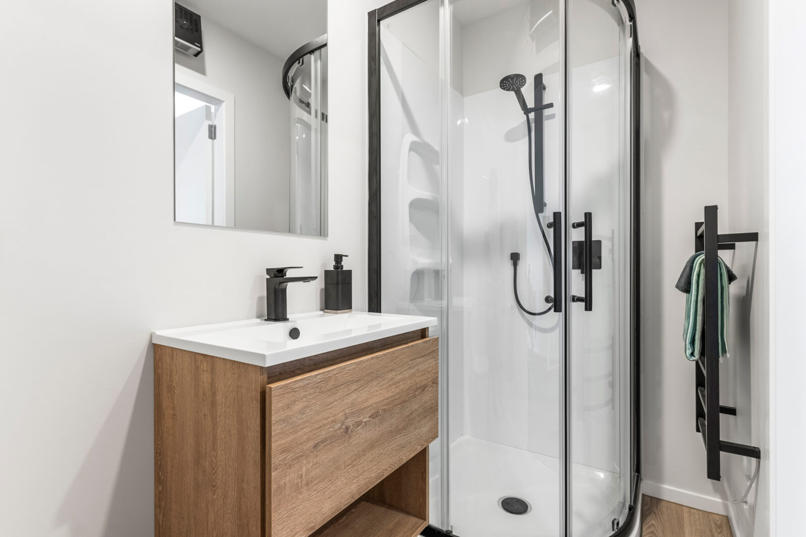 5 Pauline Way, Paparangi Ben Cartwright and the team