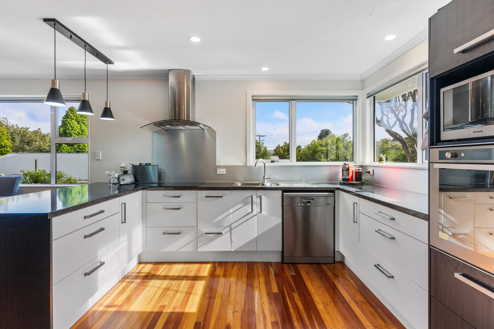 5 Pauline Way, Paparangi Ben Cartwright and the team